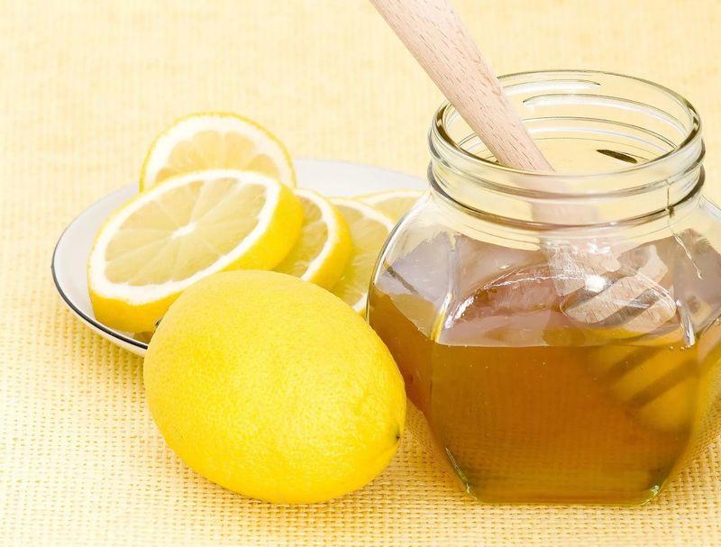 Сок лимона и мед против пигментных пятен
